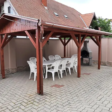 42 Feroehelyes Apartmán *