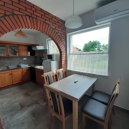 42 Feroehelyes Apartment *